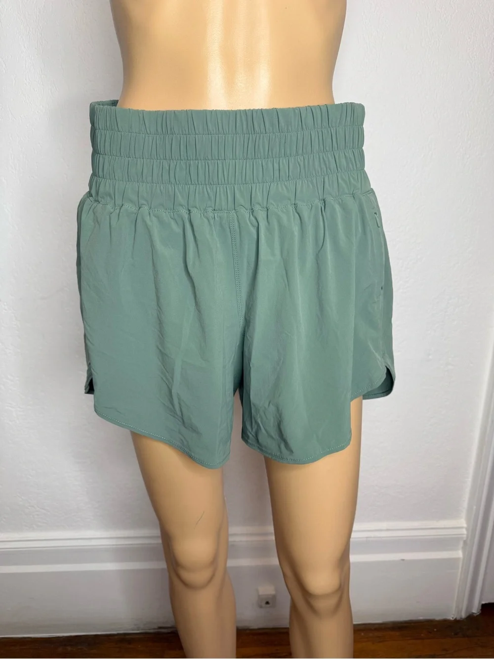 Outdoor Voices Womens Lightspeed 4” Shorts In Laurel Green Size Large - Picture 1 of 9